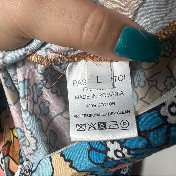 Dodo Bar Or jumpsuit floral Size L but will only fit a 6-4 Vneckline plunge back - Picture 4 of 16